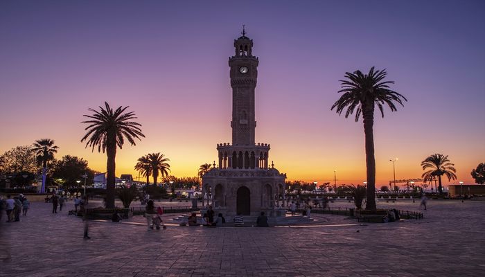 میدان کوناک و برج ساعت از جاهای دیدنی ازمیر